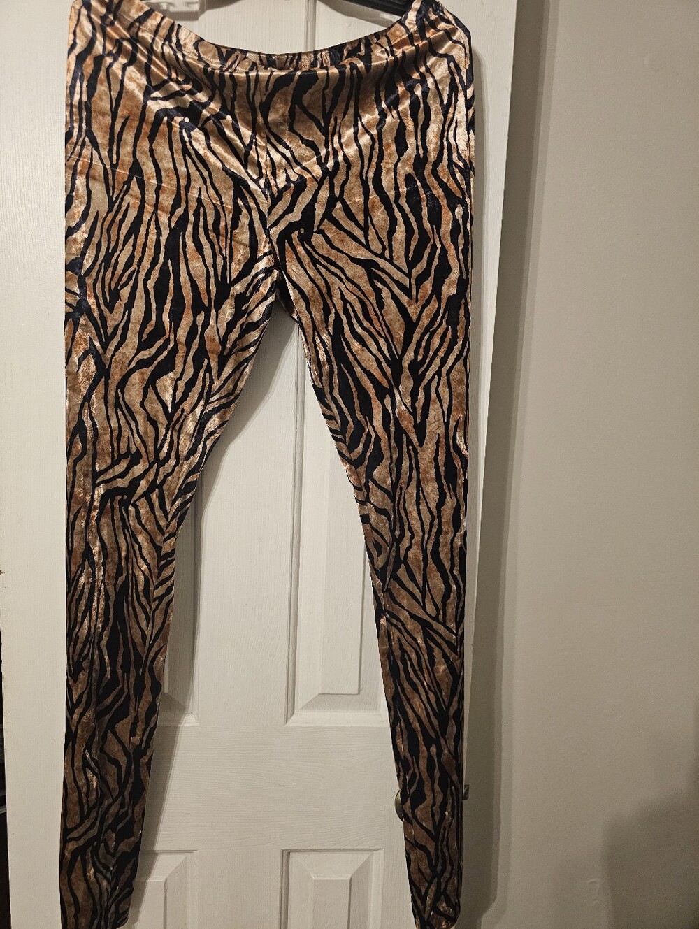 Purrfect Stride Tiger Print Velvet Legging